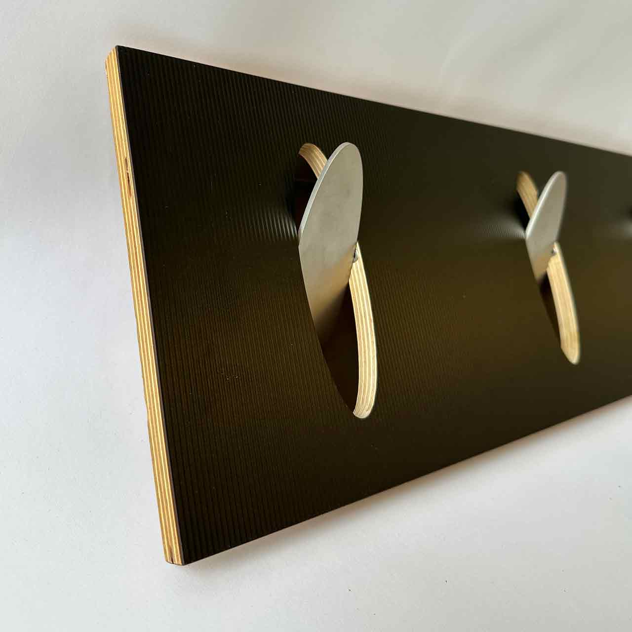 Seitliche Detailansicht der Wandgarderobe.