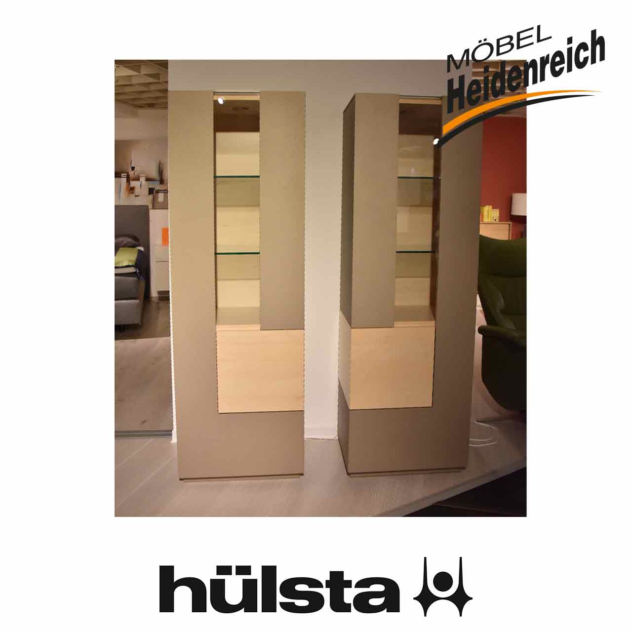 Zwei hellgraue Vitrinen nebeneinander, mit quadratischem hellen Holz-Akzent unten an der Holz-Glas-Tür.