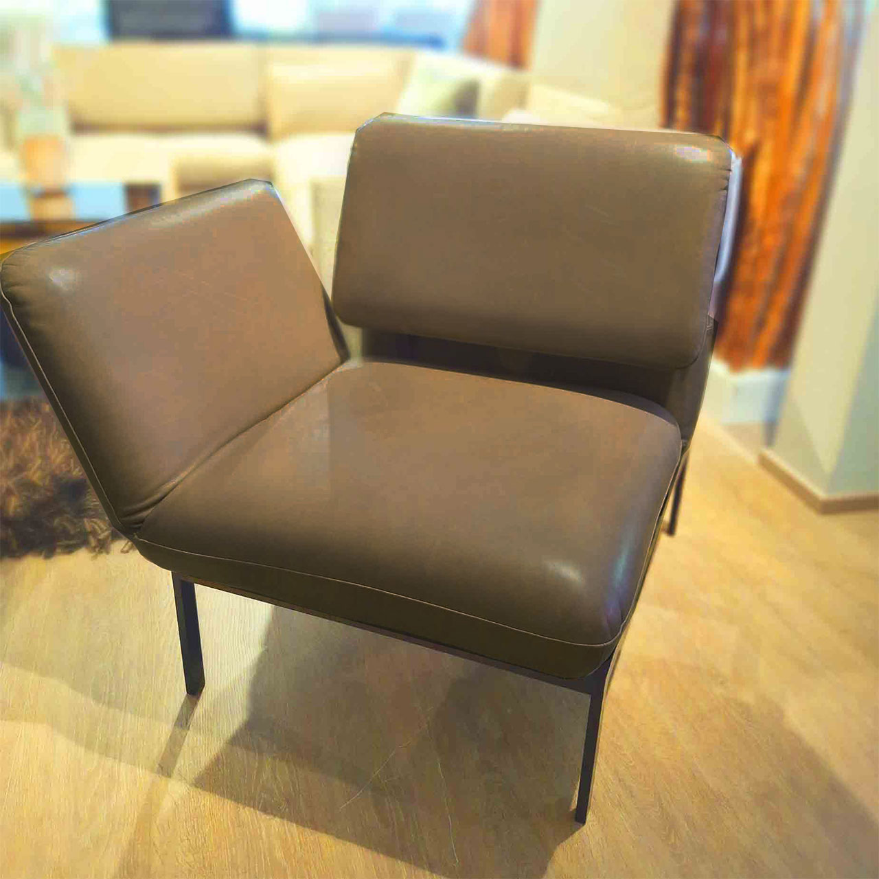 Sessel in braunem Leder.