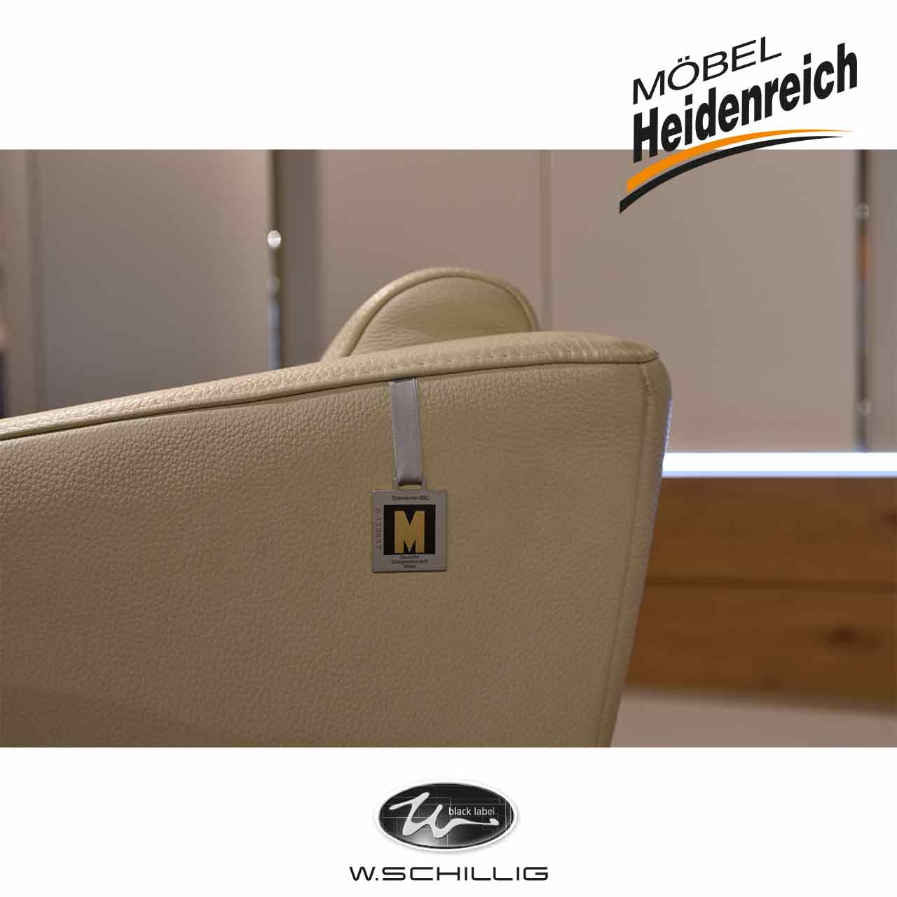 Auszeichnung mit dem goldenen M hängt am Sessel.