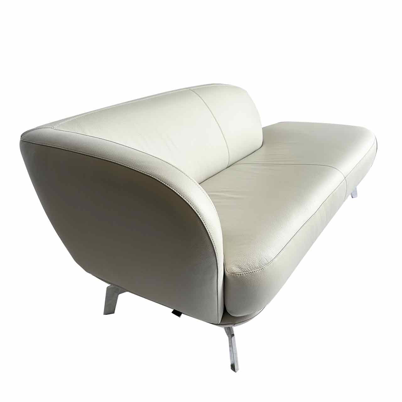 Gleicher Divan von der Armlehnenseite fotografiert