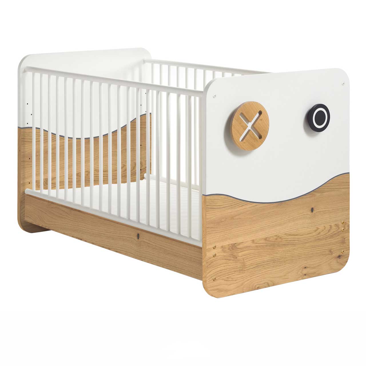 Weißes Babybett mit weißen Sprossen und Natureiche-Akzenten und einem runden Natureiche-Element sowie einem runden schwarzen Haken an der Front. Die beiden runden Elemente erinnern an Augen, der Natureiche-Akzent unten an einen Mund.