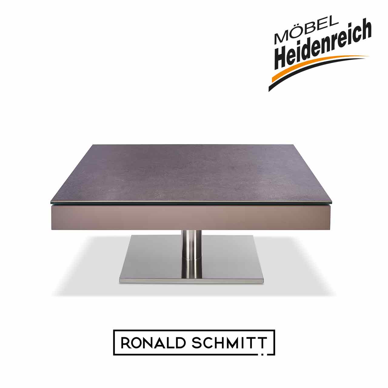Geschlossener Couchtisch mit grau melierter Keramiktischplatte auf eckigem Korpus und eckiger Edelstahl-Bodenplatte.