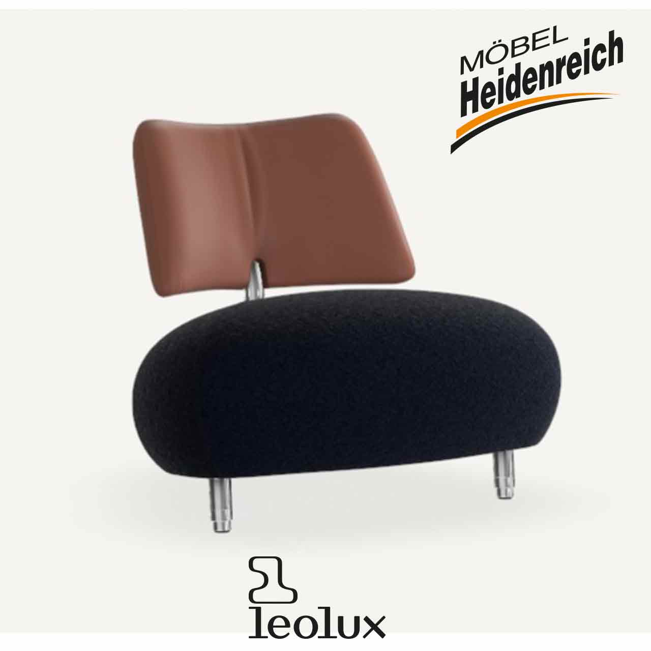 Sessel mit rundem flauschigen Sitz in dunkelblau mit Lehne aus braunem Leder. Kleine Chromfüße.