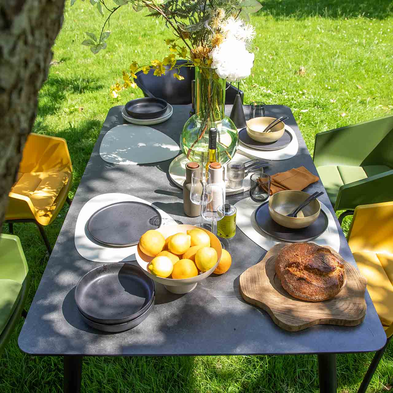 Schöner Wohnen - Gartentisch Texel mit Glas-Keramik Tischplatte Ambiente Bild vom rechteckigen Gartentisch mit abgesofteten Ecken aus der Serie Texel.