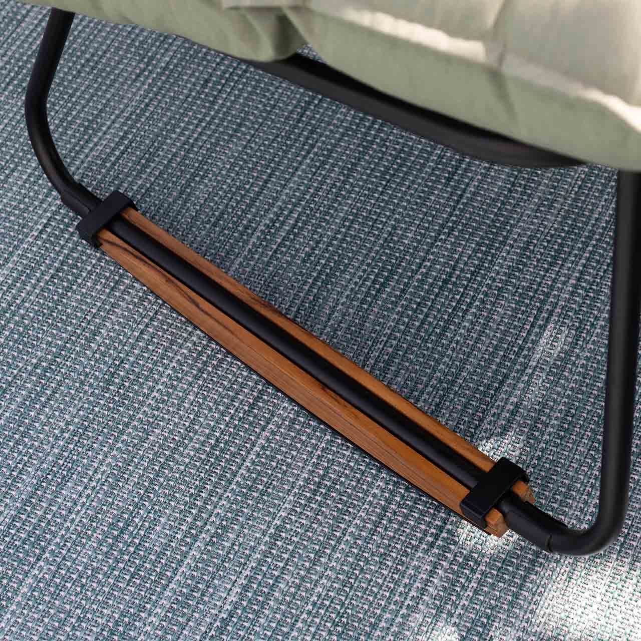 Detailaufnahme Kufe vom Schaukelstuhl ALESKA Detailaufnahme Kufe vom Schaukelstuhl ALESKA mit aufgesteckter Teakholzkufe.