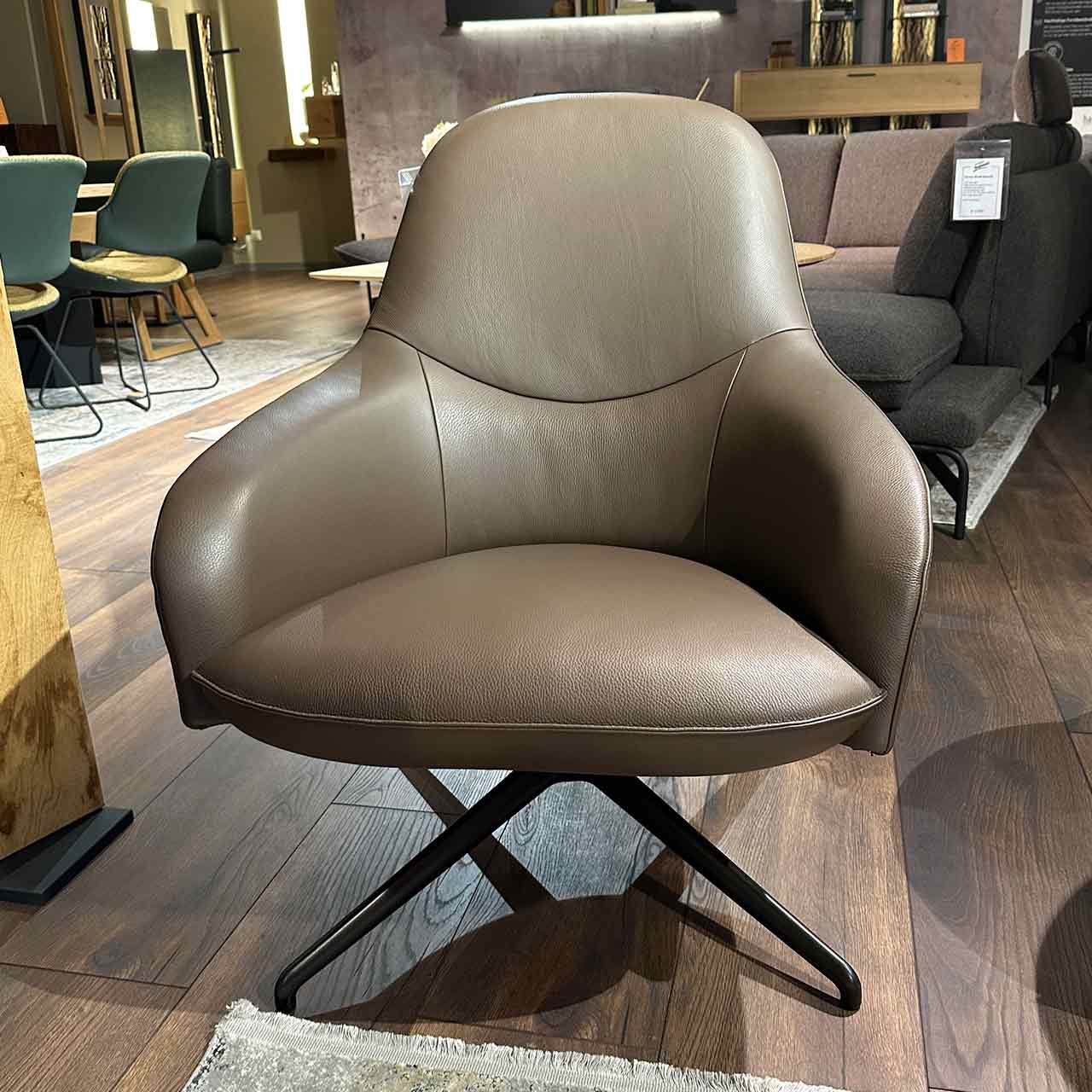 Frontalansicht des Sessels.