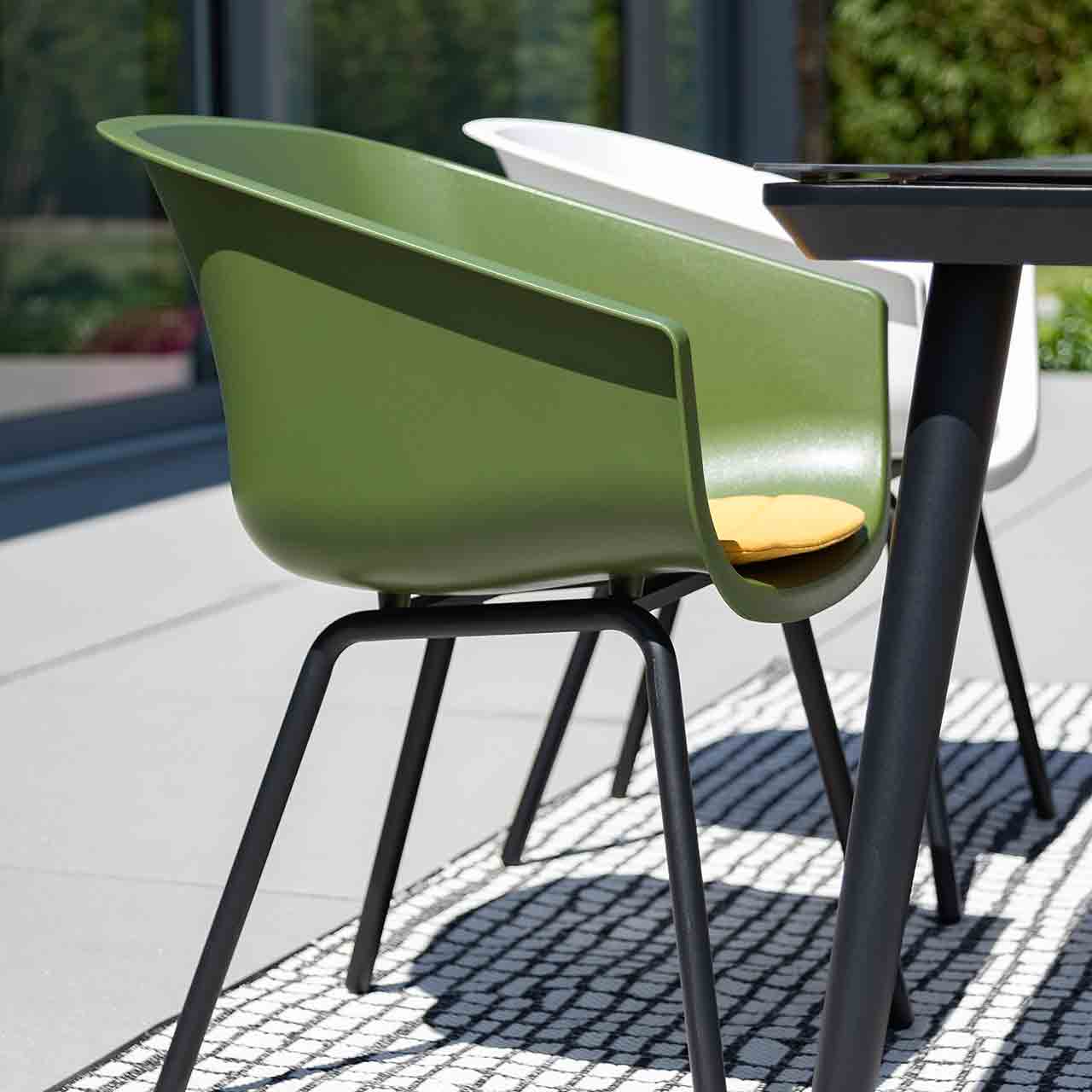 Gartenstuhl Texel Schöner WohnenGartenstuhl Texel Schöner Wohnen Seitliche Ansicht vom Kunstoff Sitzschalen Gartenstuhl Texel mit schwarzen Metallgestell.