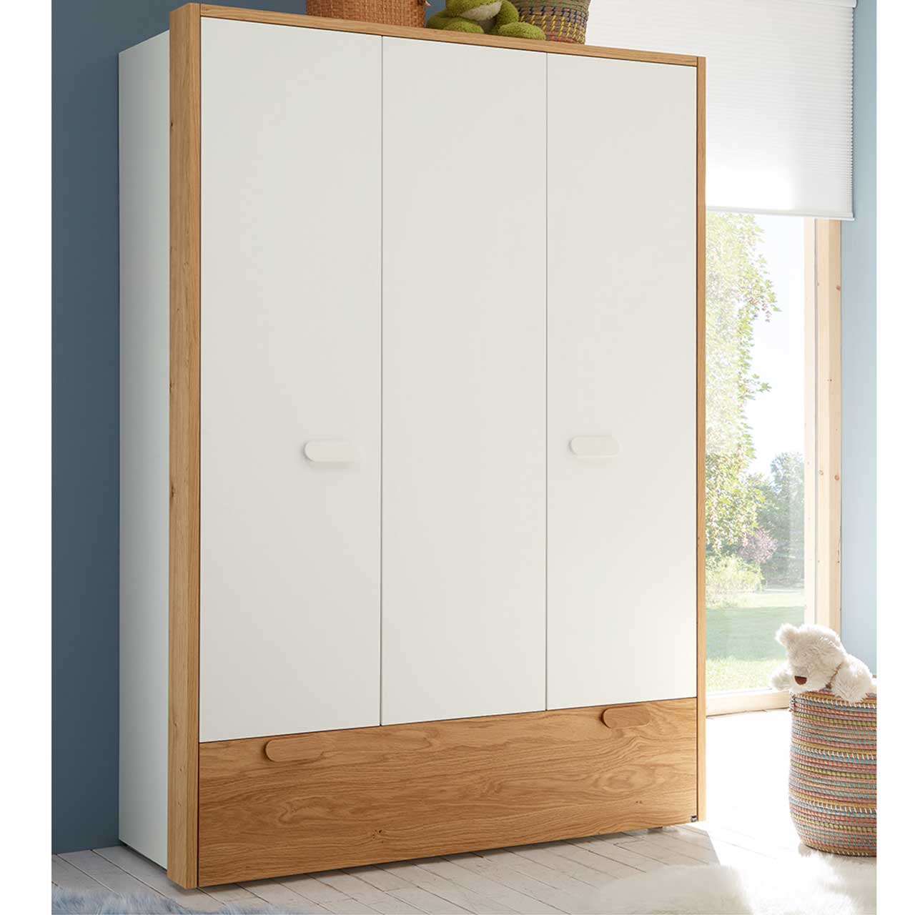 Passepartout aus hellem Holz um Kleiderschrank als Milieubild.