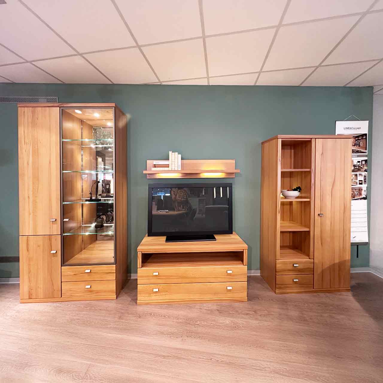 Wohnwand bestehend aus hohem Holz-/Glas-Schrank, Lowboard und Highboard, alles aus Holz