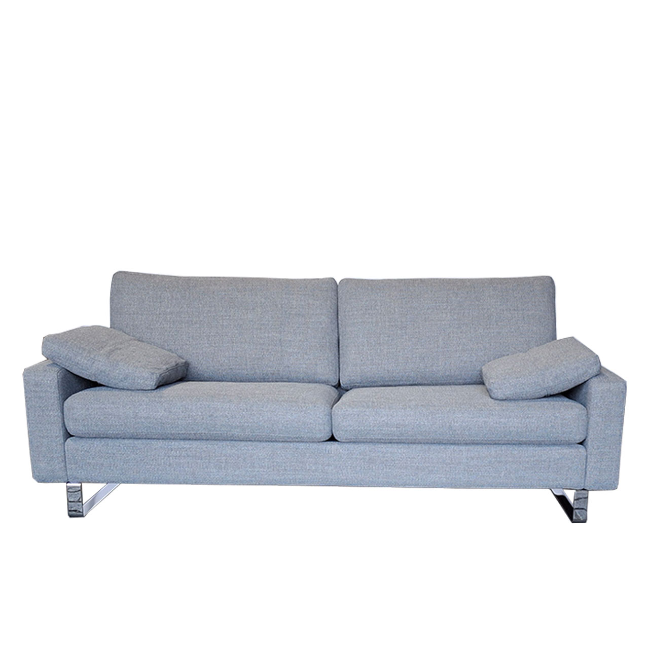 COR Zweisitzer Sofa hellgrau - Frontalansicht Klassischer Zweisitzer mit chromfarbenen Kufen und zwei Kissen in Frontalansicht.