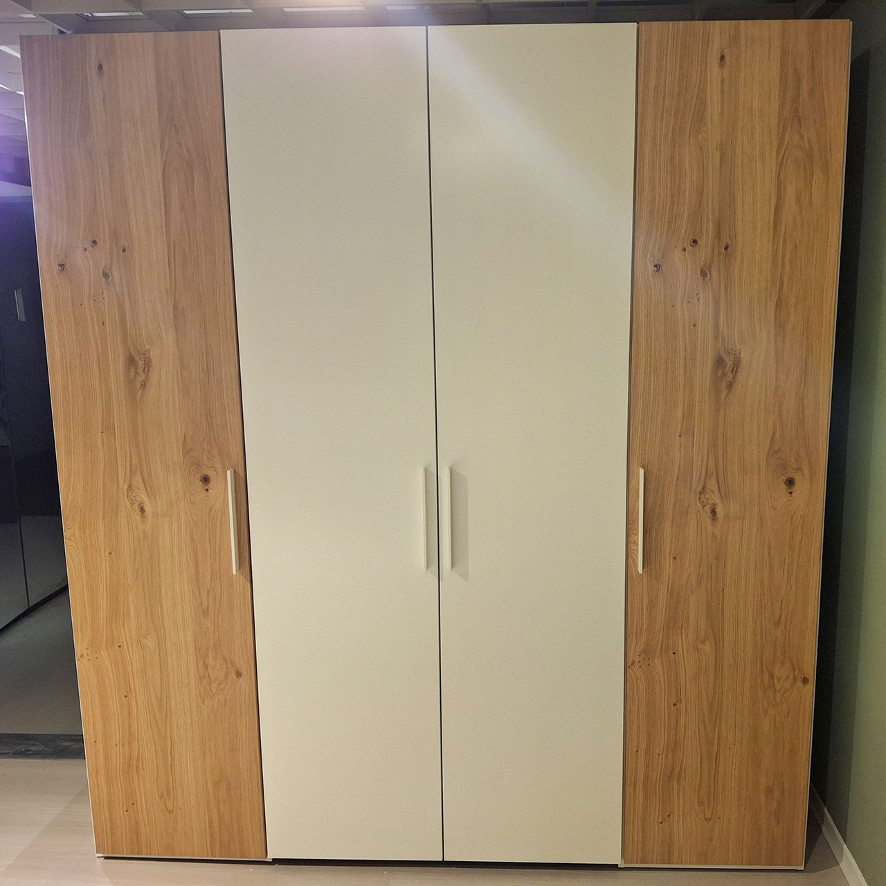 Loddenkemper - Kleiderschrank 4-türig 4-türiger Kleiderschrank. Die beiden äußeren Türen sind in Balkeneiche, die mittleren Türen weiß.