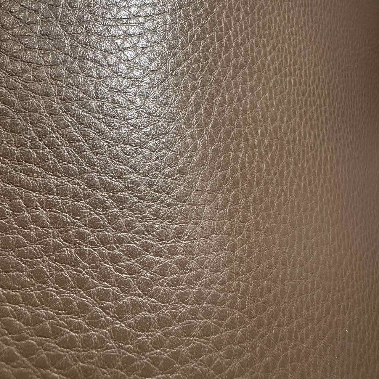 Eine Detailansicht zeigt die Poren des Leders.