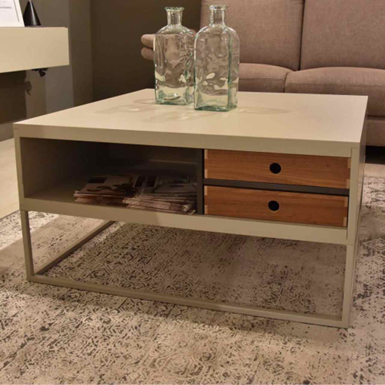 Couchtisch auf Metallgestell mit zwei Holz-Schubladen, außen seidengrau.
