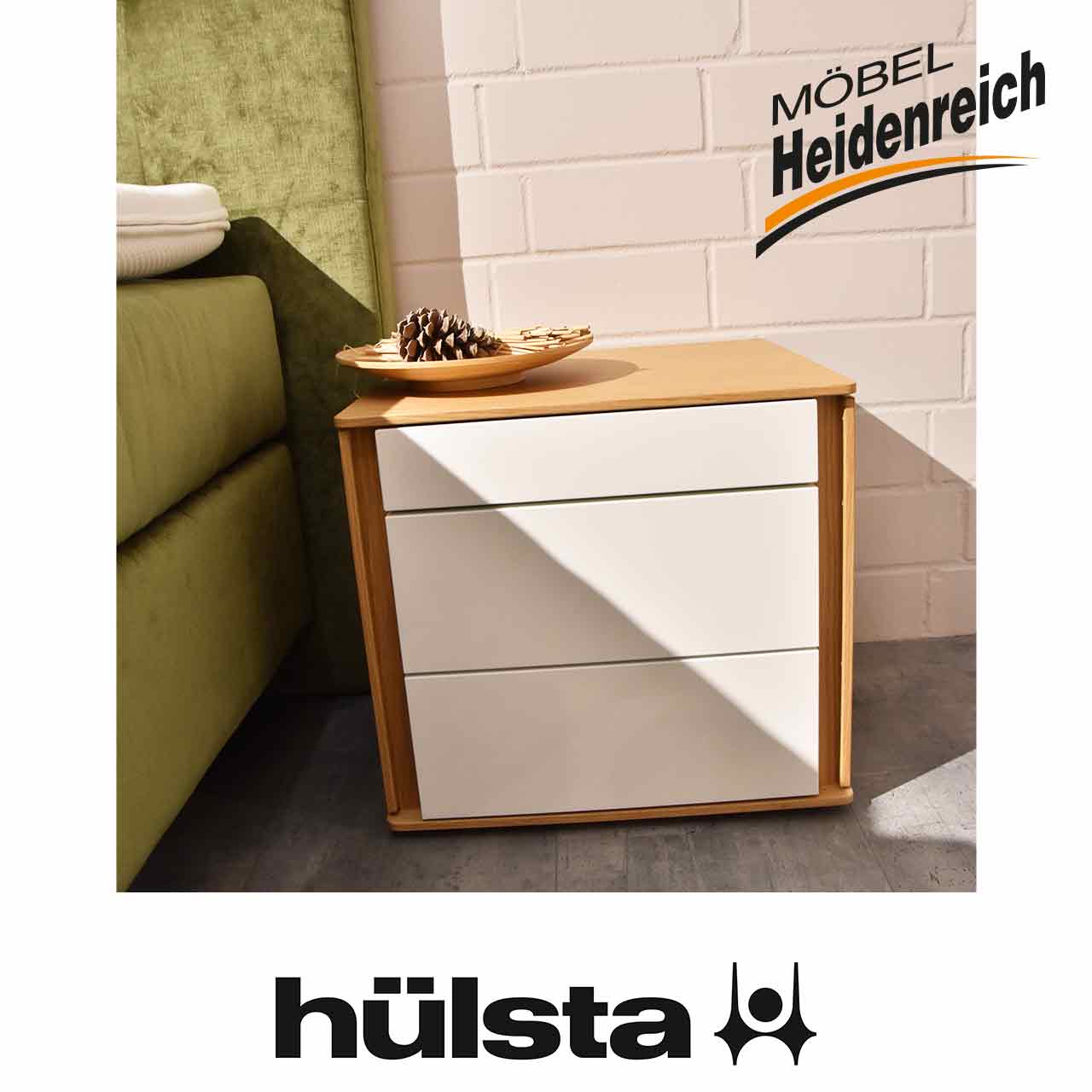 Hülsta Multi-Vidre - Konsole weiß Akzent Natureiche Weiße Konsole mit drei Schubladen ohne Griffe. Die oberste Schublade ist niedriger als die anderen. Abdeckplatte und Seiten sind in hellem Holz.