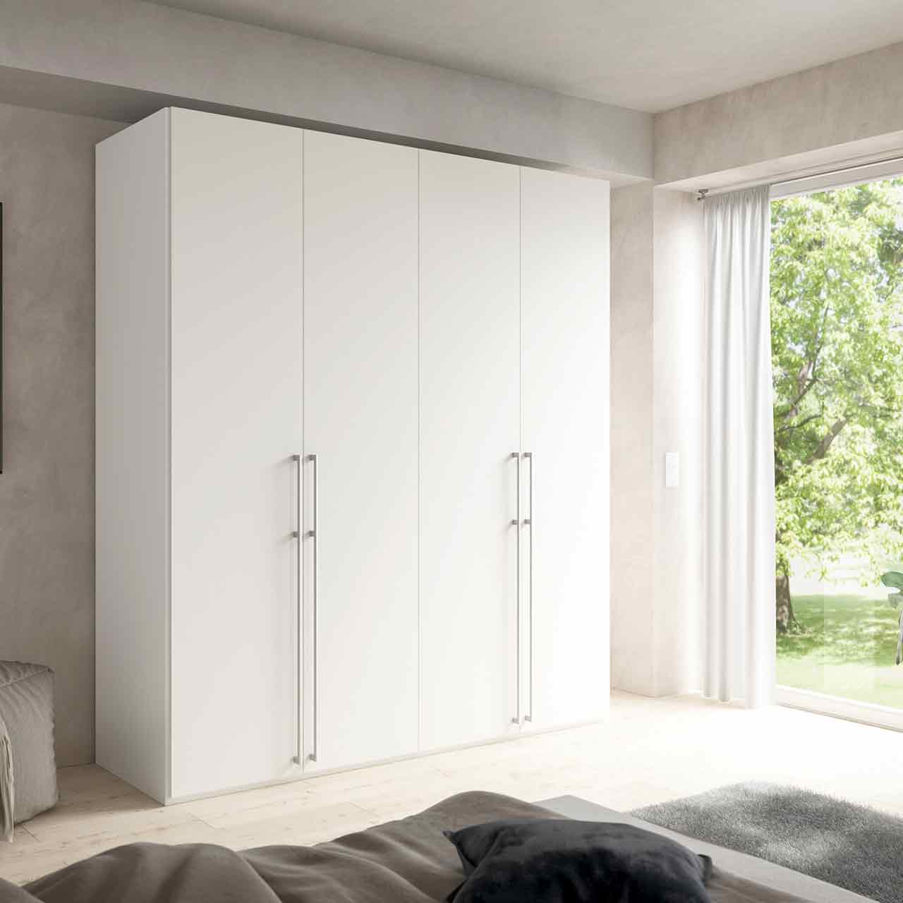 Weißer Kleiderschrank mit vier Türen.