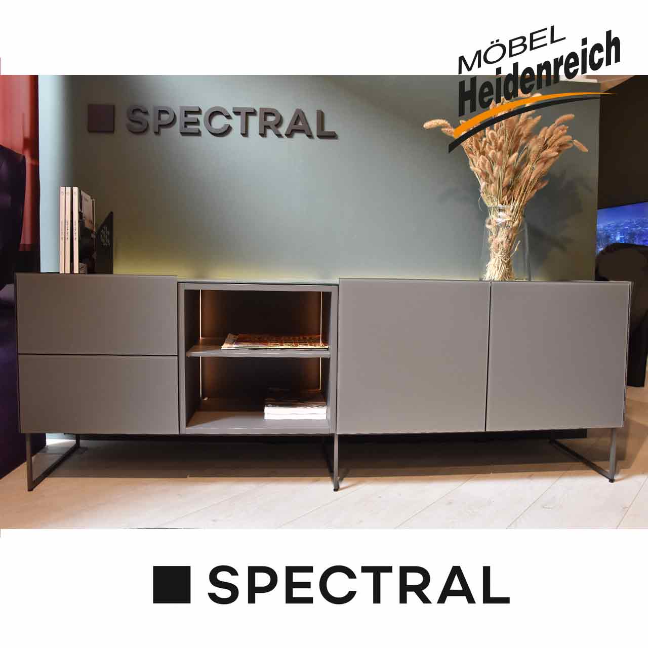 Graues Sideboard auf Kufen mit zwei Schubladen links, dann zwei offene Fächer, daneben zwei Türen.