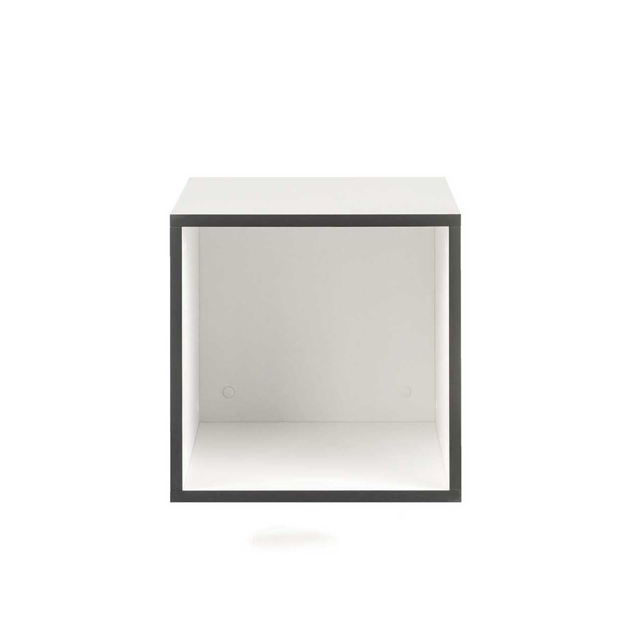Kleine quadratische weiße Box, die vorne offen ist. Der Rand der Box ist grau.