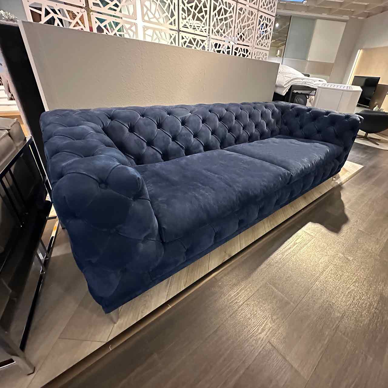 Gleiches Sofa ohne Kissen leicht seitlich fotografiert.