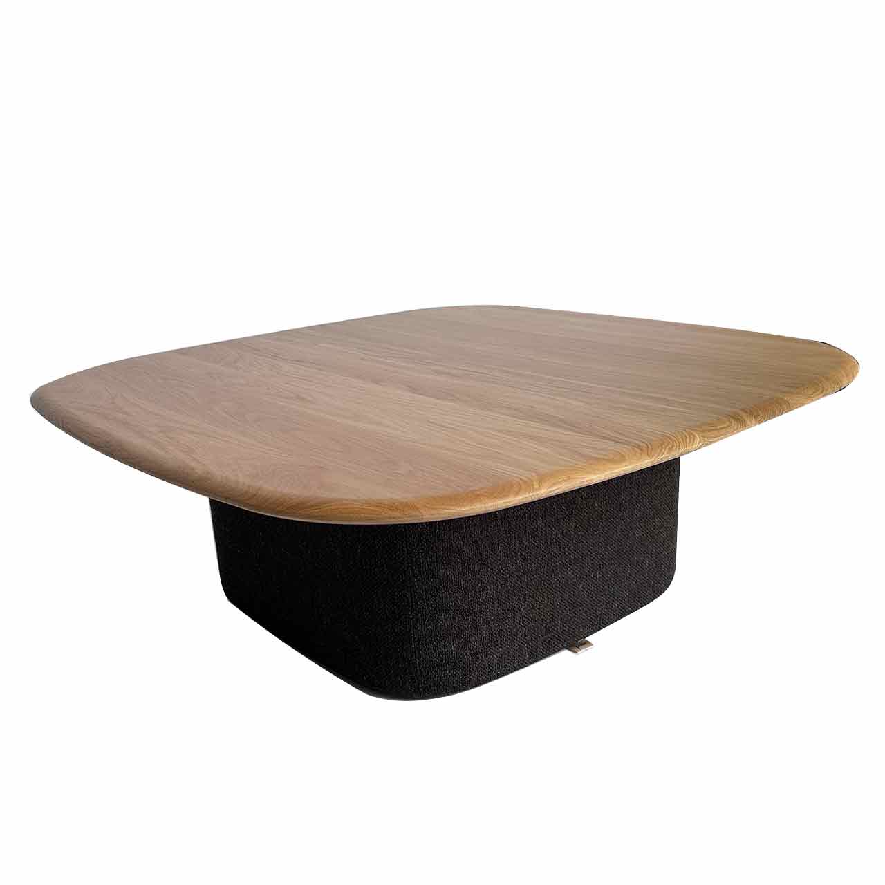 Tisch mit abgerundeter Holztischplatte auf mit dunkelgrauem Stoff bezogenen Sockel