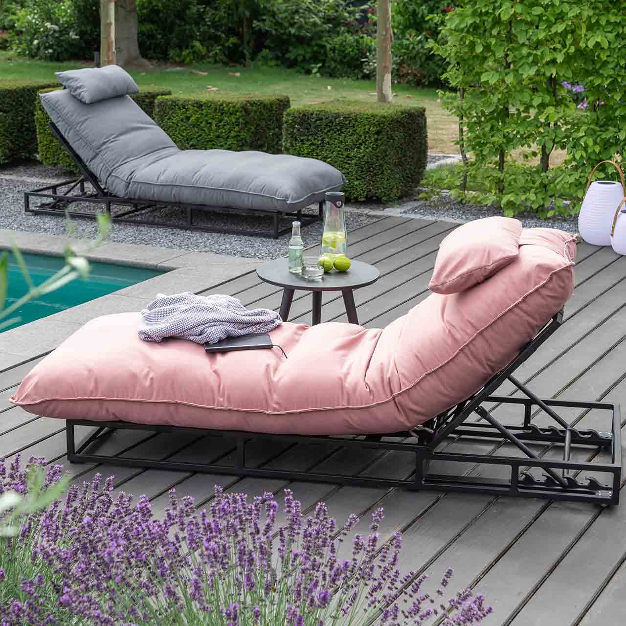 Schöner Wohnen Gartenliege LUNEN in zwei Stoffbezügen Raspberry und Grey, erhältlich Die bequemen Sonnenliegen LUNEN in einer Gartenambiente in den Stolffvarianten Raspberry und Grey dargestellt.