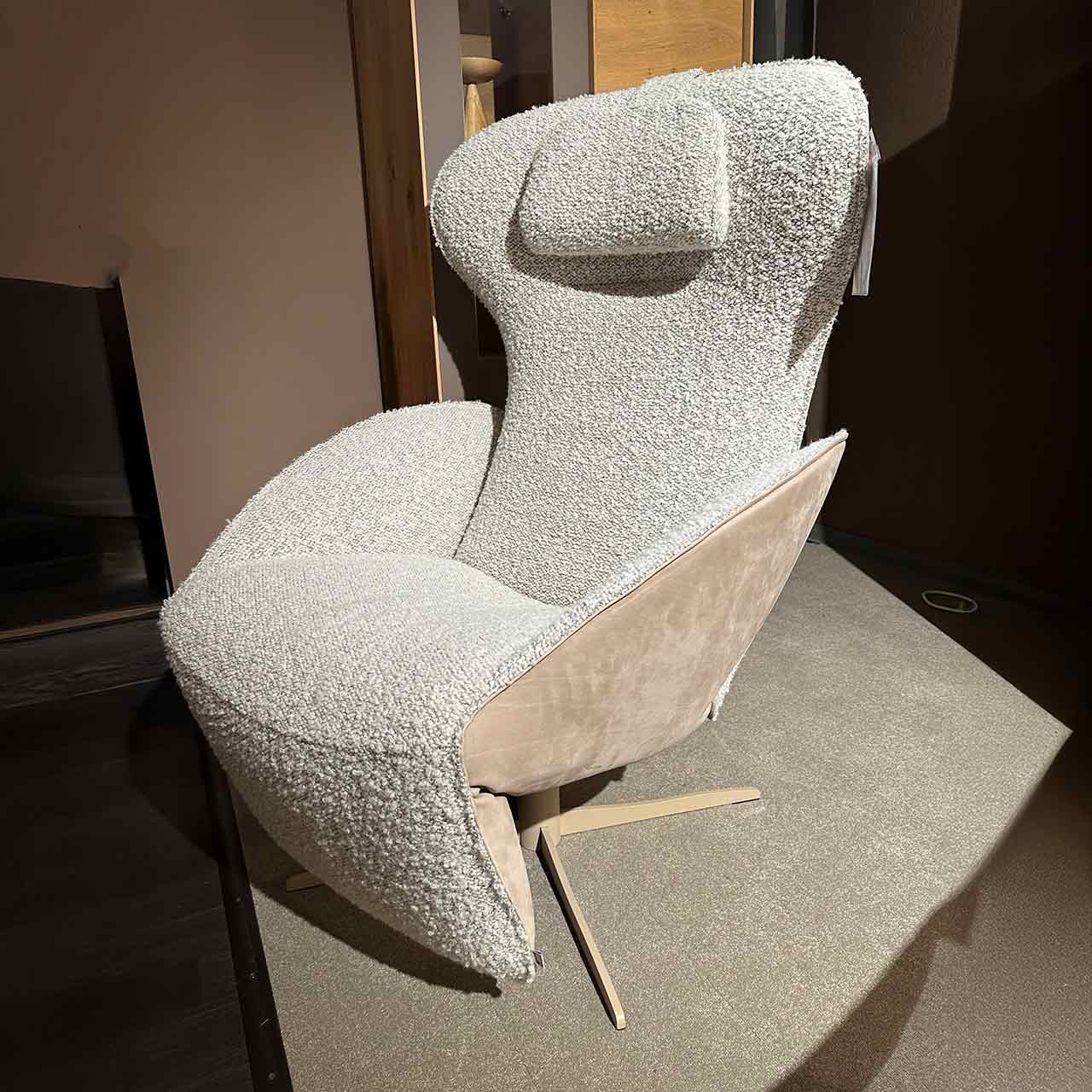 Relaxsessel zweifarbig mit passendem Kopfkissen auf Sternfuß in Ruheposition.