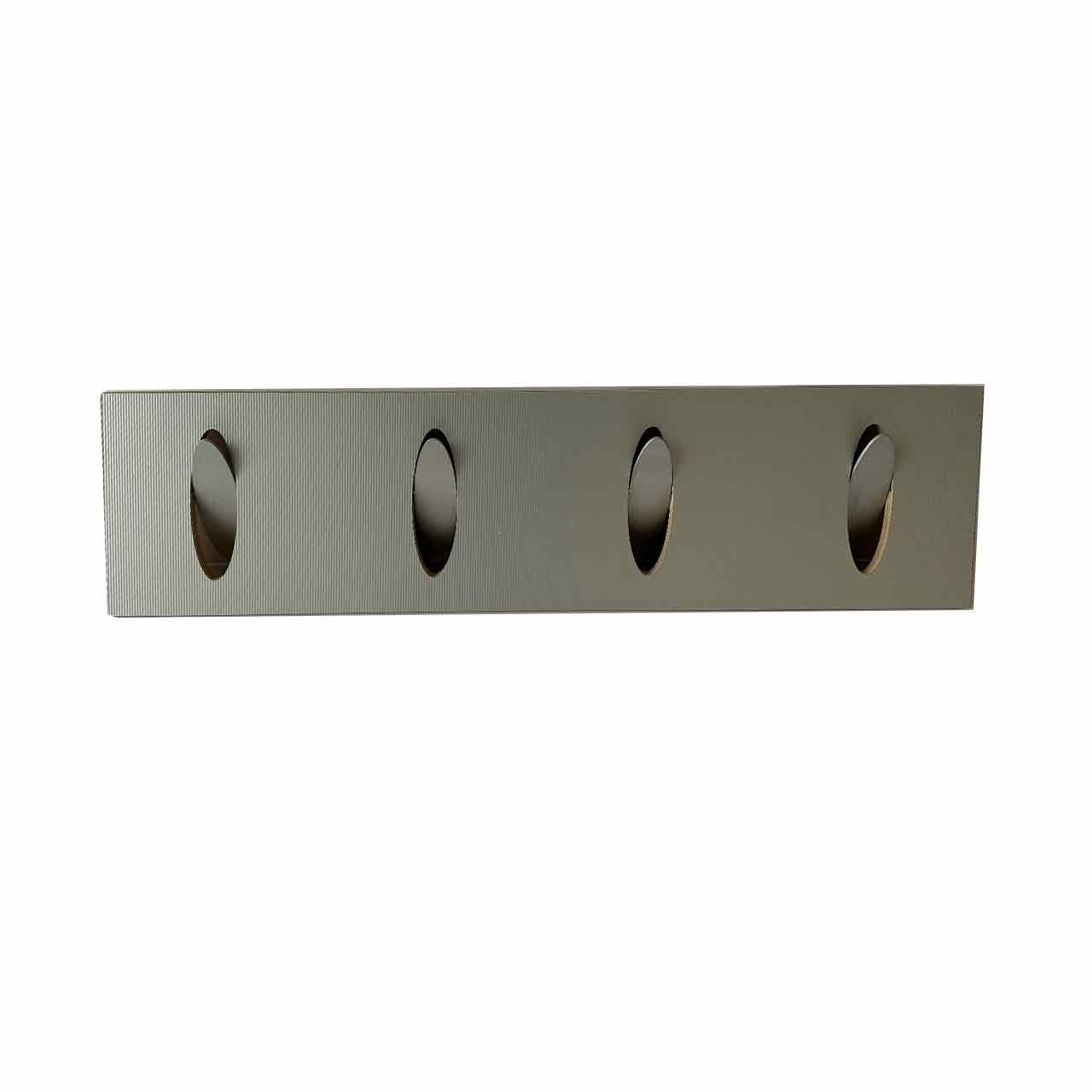 Schmale silberfarbige Hänge-Wandgarderobe mit Struktur (Längsrillen) und vier alufarbigen Haken.
