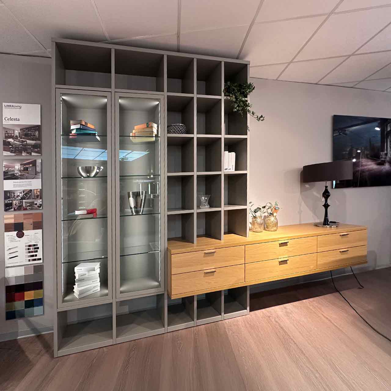 Regalwand aus grauem Lack mit zwei Glastüren und mit sechs integrierten Schubladen aus heller Eiche