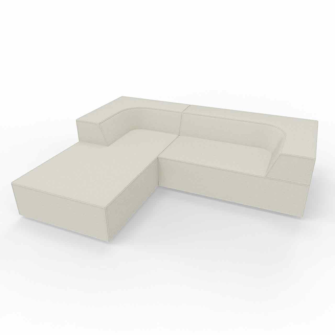 Polsterecke aus hellem Stoff: Das längere Element mit kurzer Rückenlehne dient als Ottomane, rechts kürzeres Element mit längerer Rückenlehne als Sitzfläche.