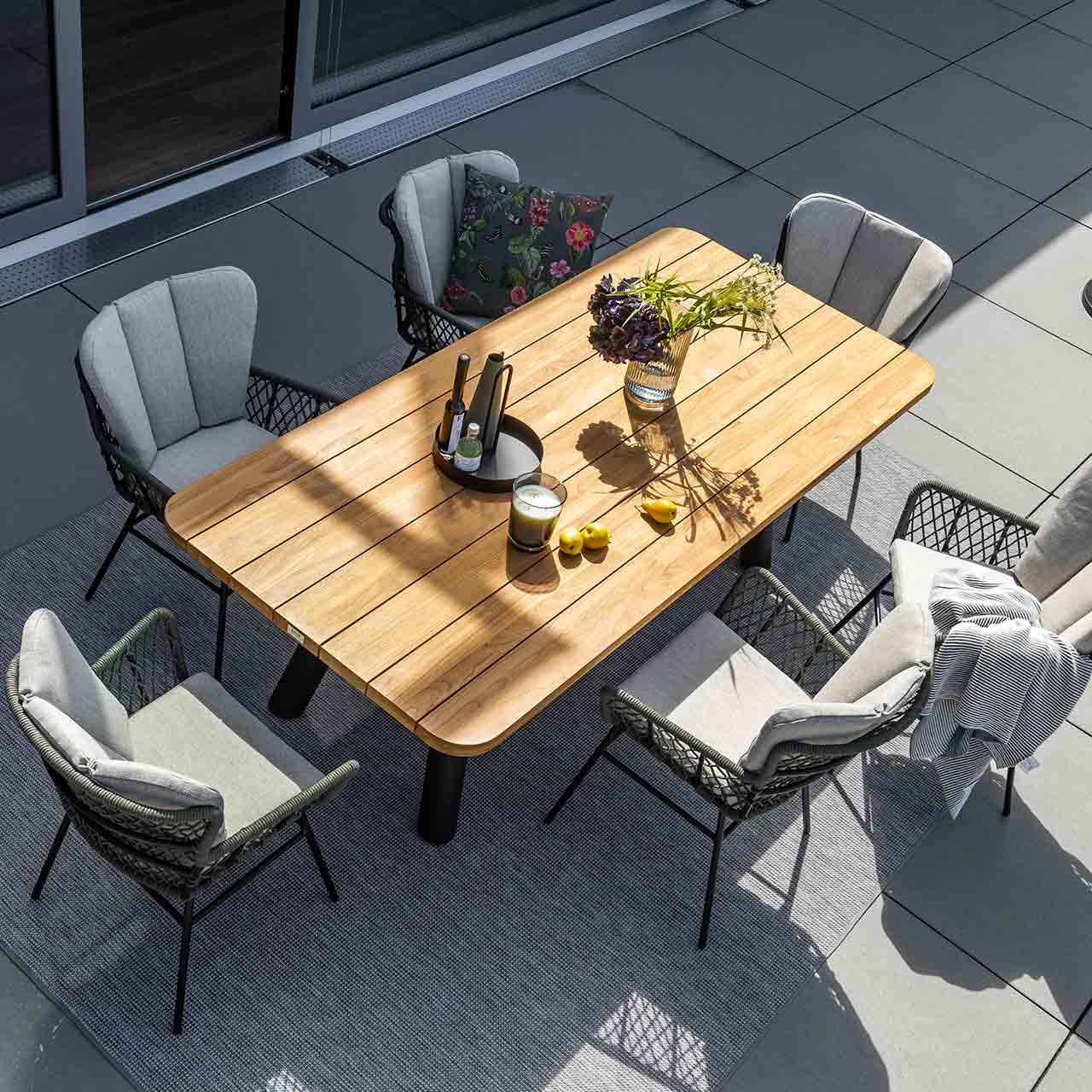 Teakholztisch SABA und der geflecht Stuhl Bennett Draufsicht vom Gartenesstisch Gruppe Teakholztisch SABA