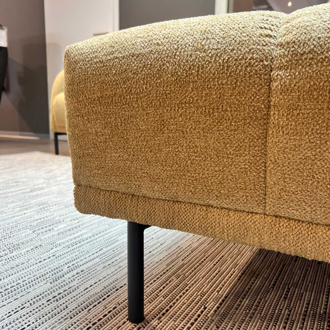 Hier sieht man eine Detailaufnahme des Stoffes und des schwarzen Fußes.