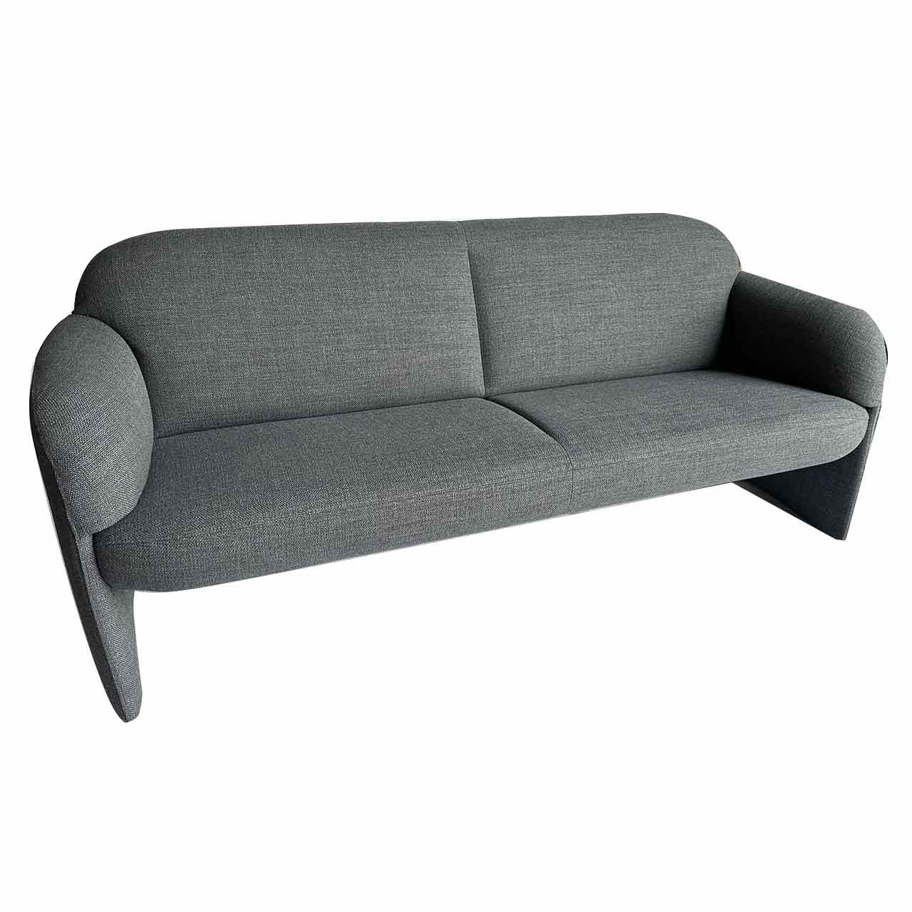 Dreisitzer-Sofa aus grauem Stoff mit hohen Beinen
