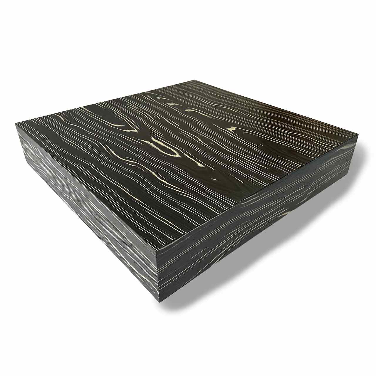 Quadratischer schwarzer Tisch mit weißer Maserung.