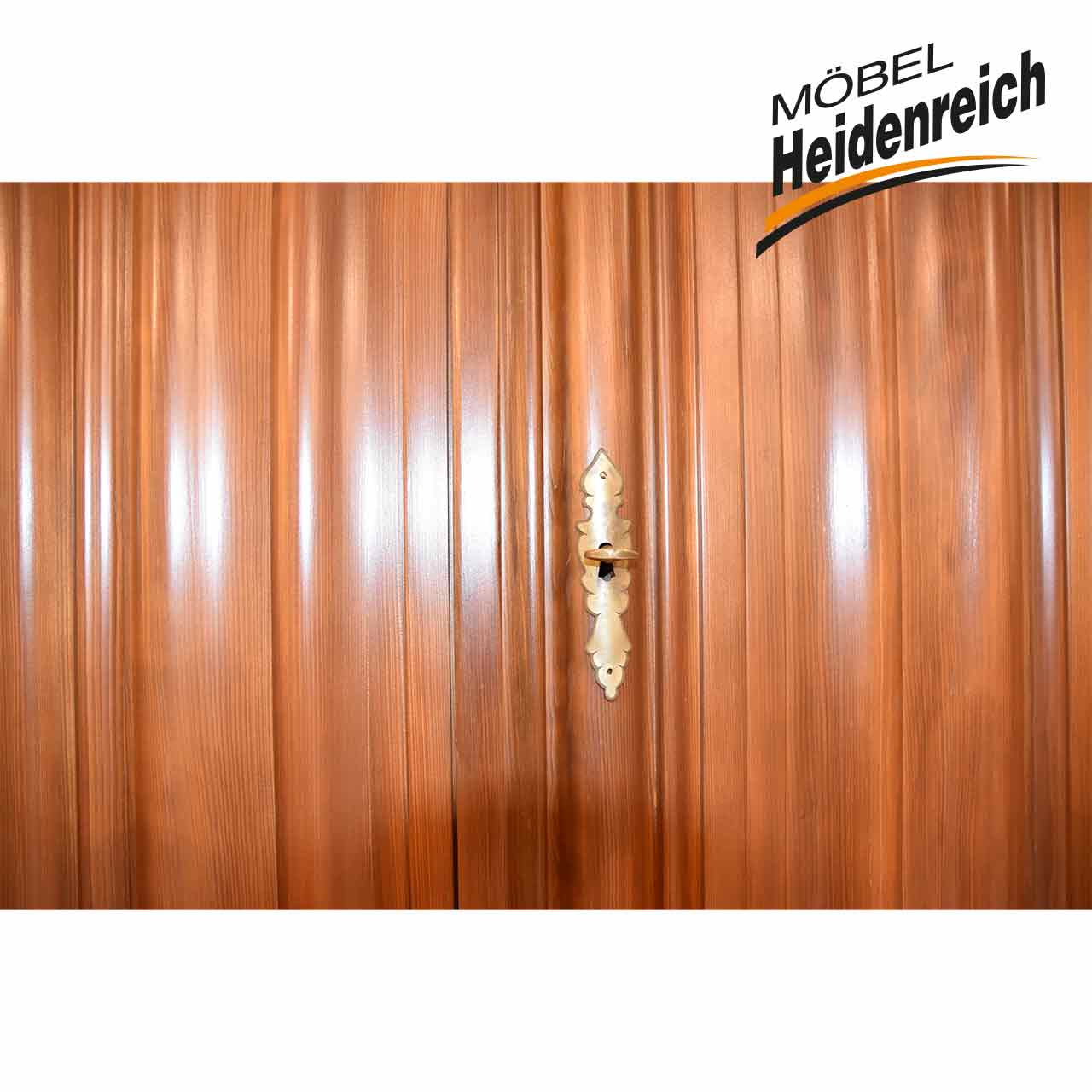 Detailansicht des verschnörkelten Barockschlosses mit darin steckendem großen Schlüssel.