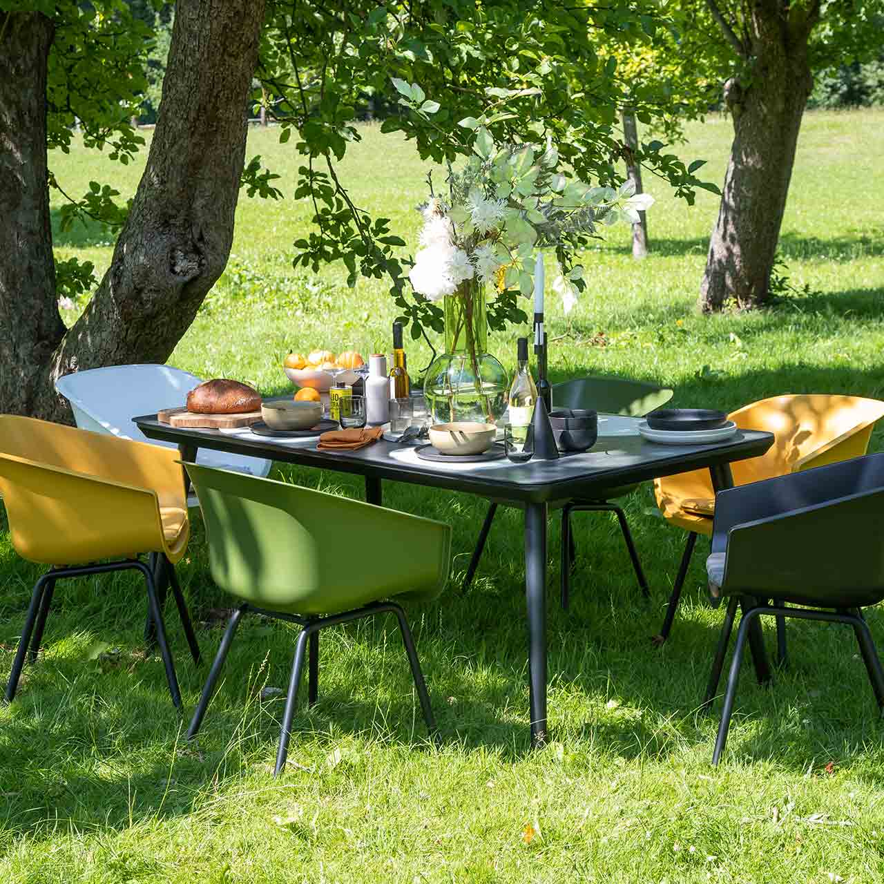 Schöner Wohnen - Gartenesstischgruppe Texel Die Gartenesstisch Serie Texel kombinierte mit dem rechteckigen aus Glas-Keramik Tisch Texel und den Stuhl Texel mit Kunstoffschalensitz in den Farben gelb, grün, weiß und schwarz .