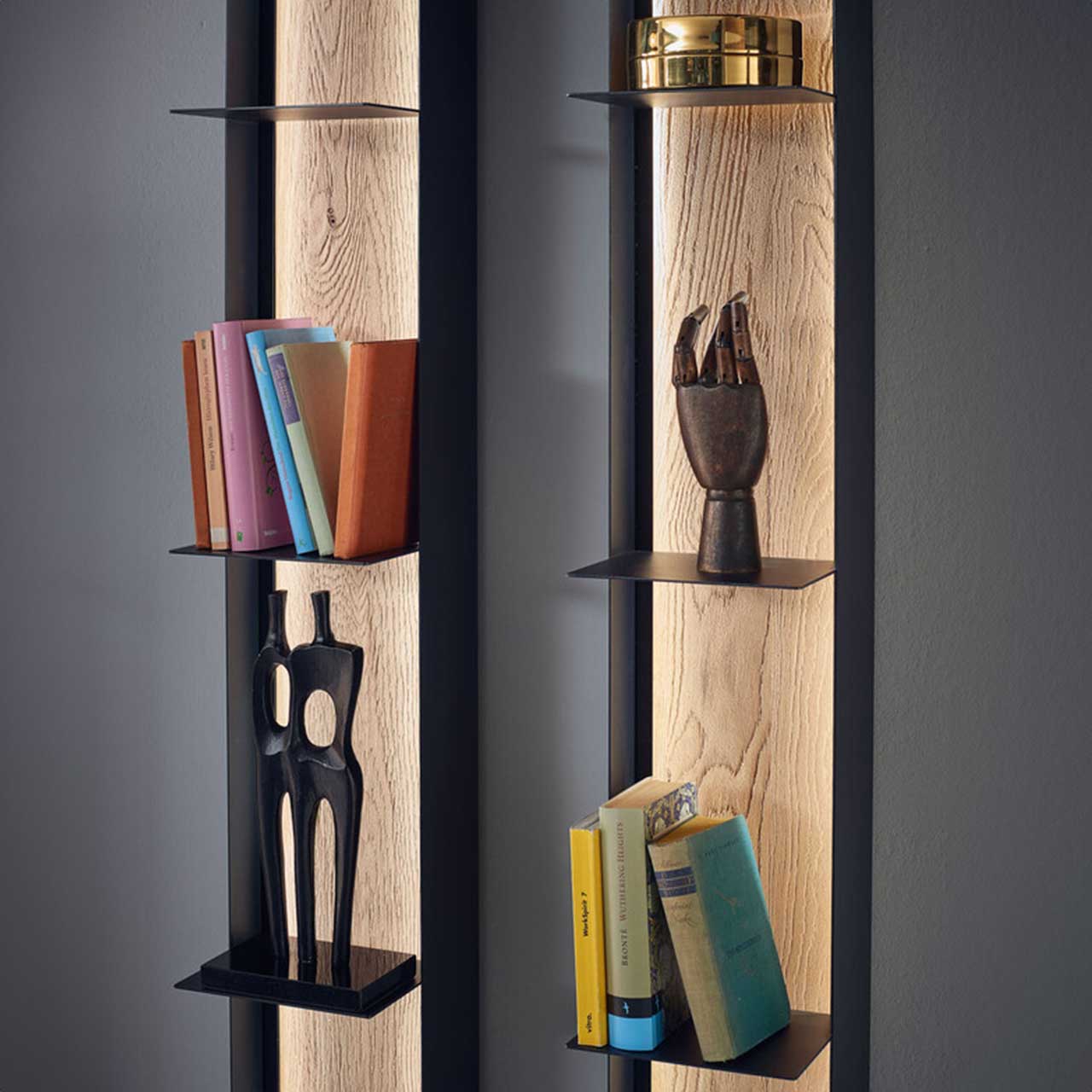 MH_Wohnzimmer_Regale Designregale mit offener Struktur in Schwarz mit Holzelemenden, dekorativen Elementen und Büchern