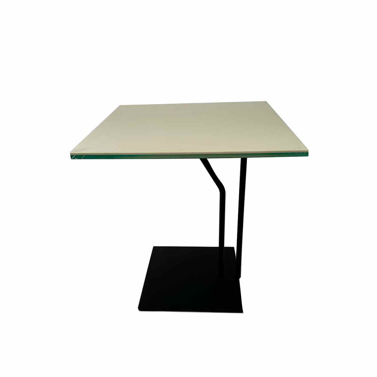 Tisch mit eckiger cremeweißer Tischplatte auf schwarzem Gestell mit quadratischer Bodenplatte.