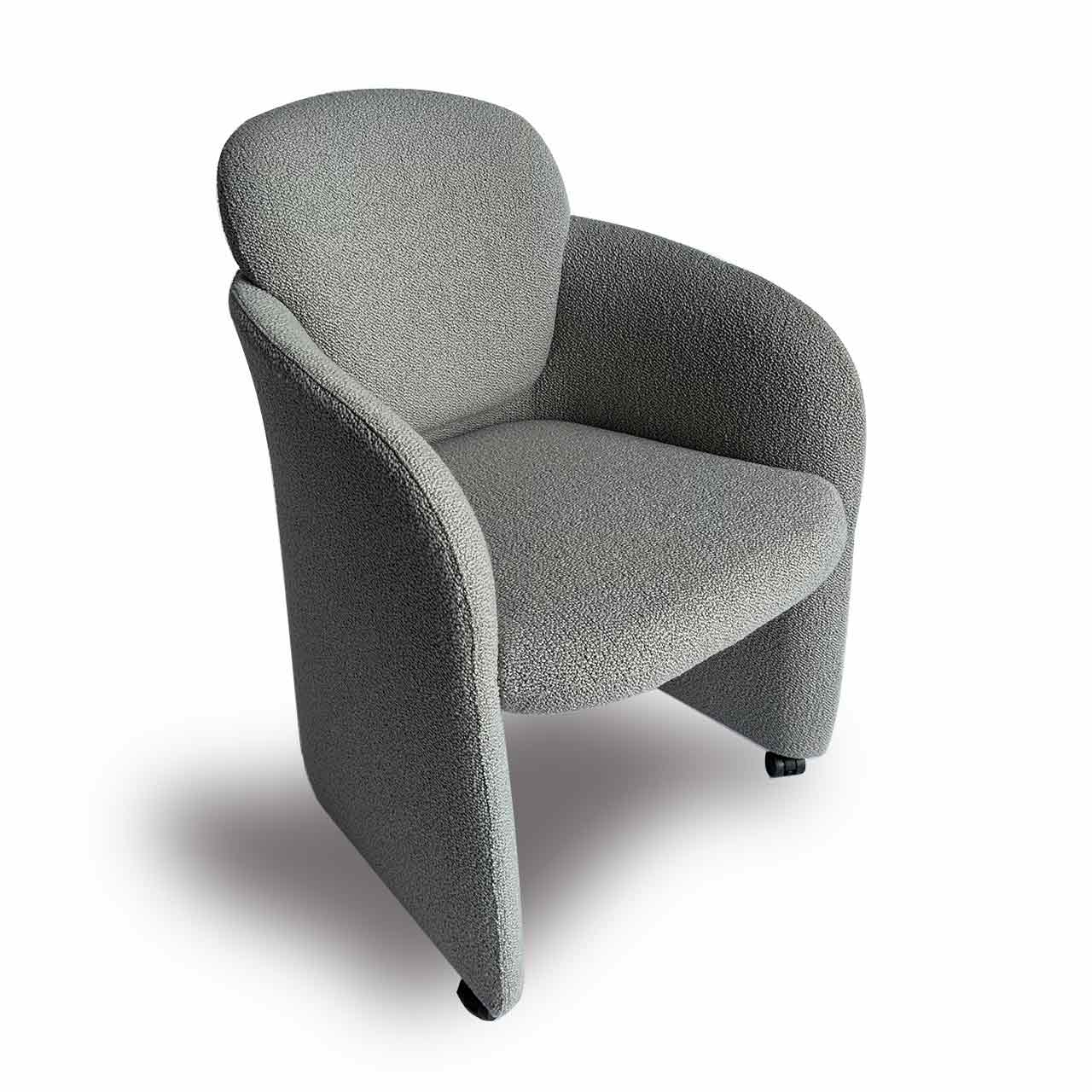 Sessel aus grauem Stoff mit schwarzen Rollen unten