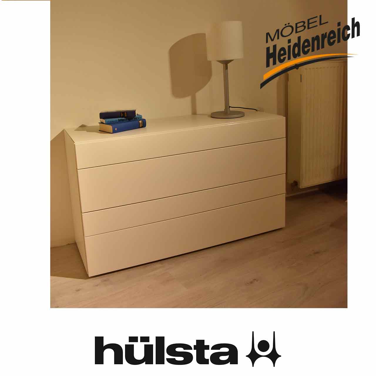 Hülsta Multi - Kommode Cremeweiße Kommode mit vier Schubladen, die zweite und vierte von oben sind breiter als die anderen beiden.