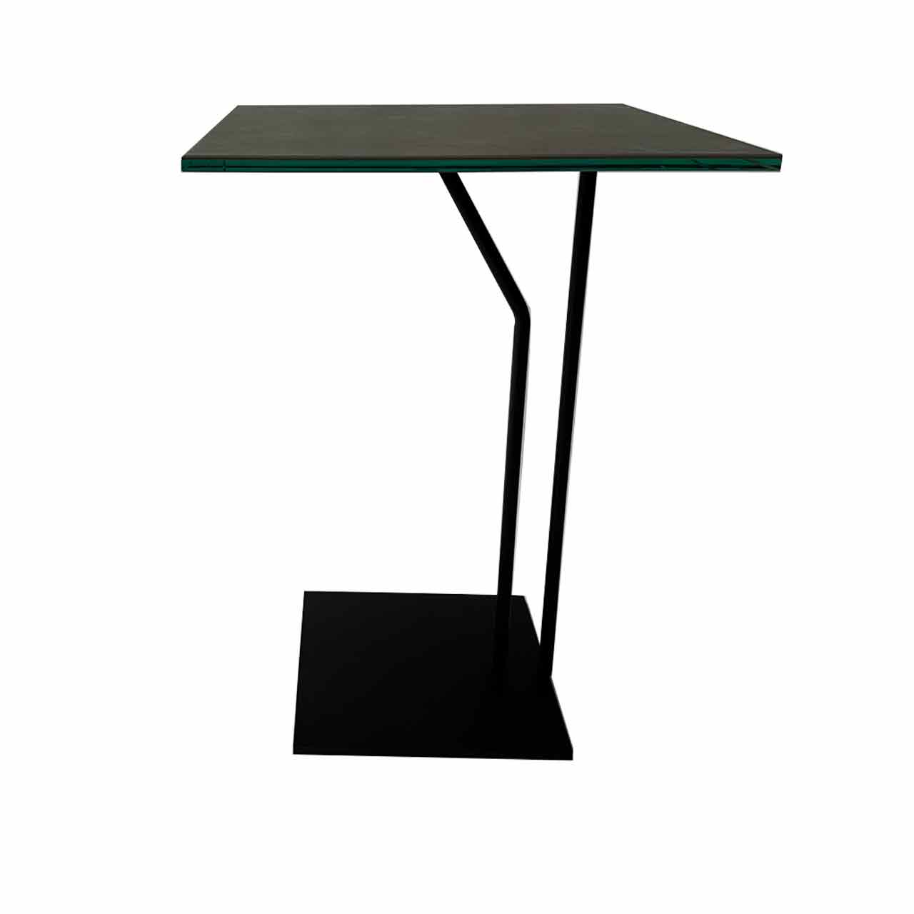 Ronald Schmitt - K172 Beistelltisch Zement dunkel hoch Höherer Tisch mit grauer eckiger Tischplatte auf schwarzer Säule mit eckiger Bodenplatte.