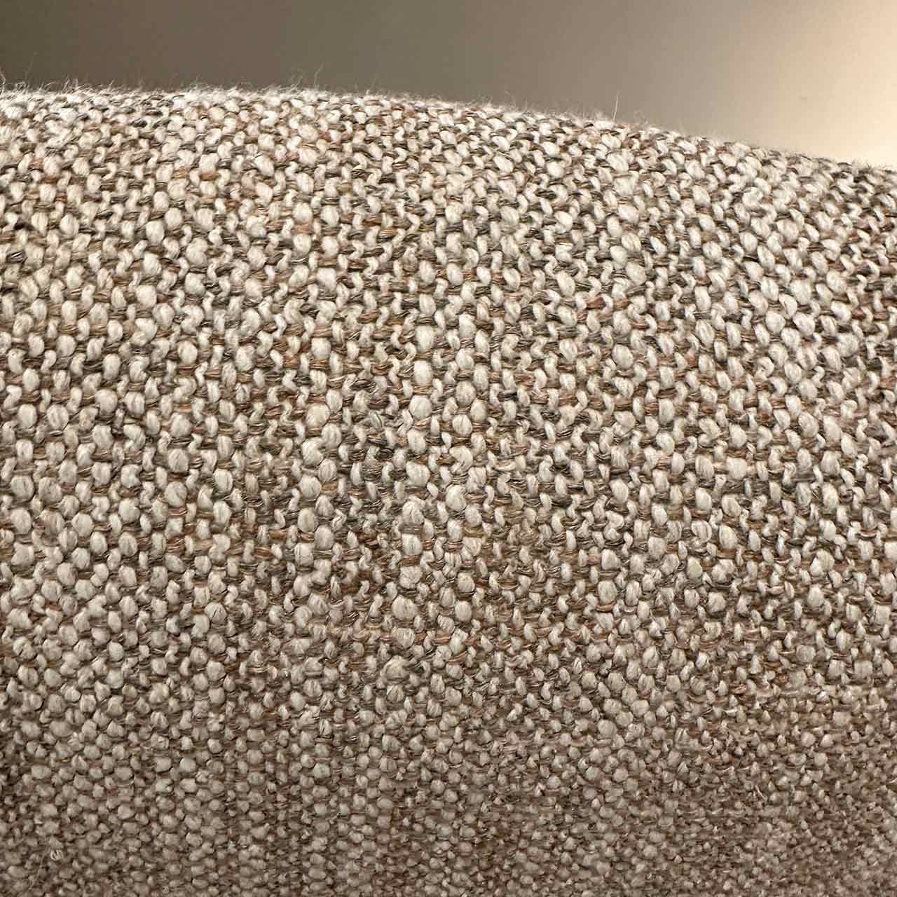 Der Stoff ist grob gewebt mit beigen und hellbraunen Fäden.