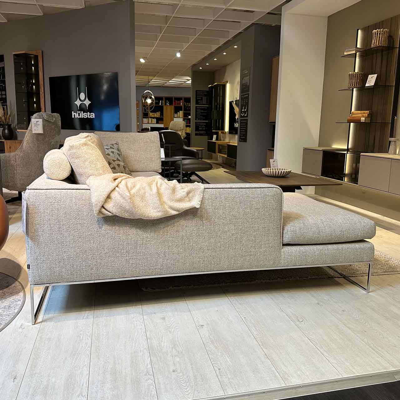 Gleiches Sofa von der Seite fotografiert..