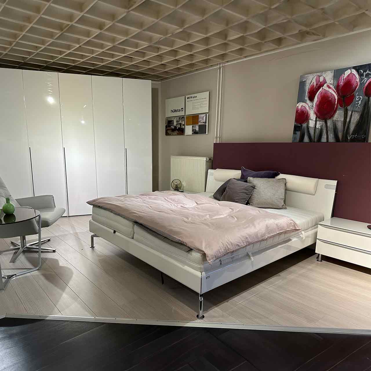 Weißes Schlafzimmer bestehend aus von links nach rechts Kleiderschrank, Bett, Nachttische, genauere Beschreibung in den Folgebildern.