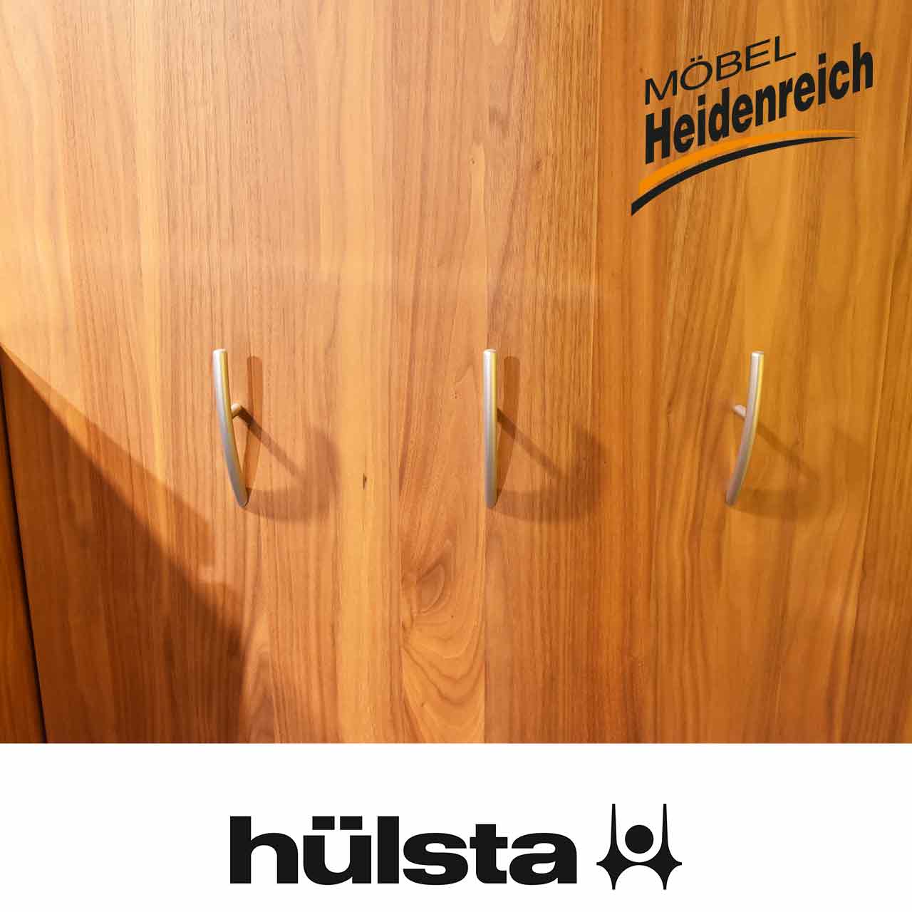 Detailansicht der drei Kleiderhaken.