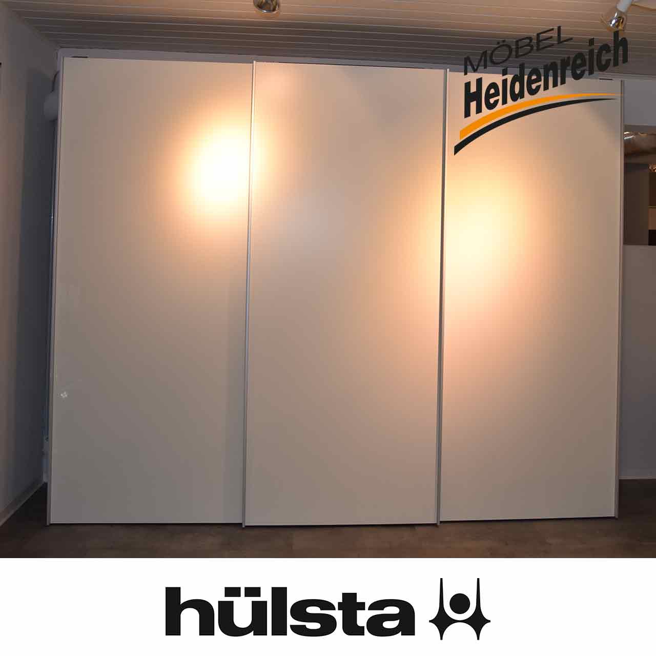 Weißer Schiebetürenschrank mit drei Türen.