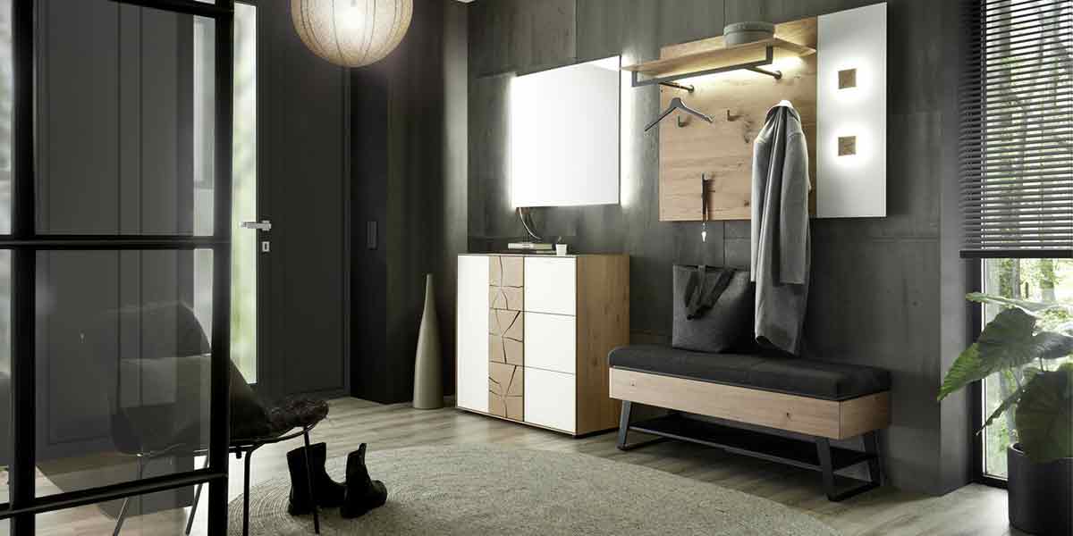 MH-Kategorie_Garderoben Design-Garderoben-Kombination in Holz und Weiß mit integrierter Beleuchtung. Daneben eine Bank, Spiegel, Hakenpaneel und Kommode in modernem, hochwertigem Eingangsbereich.