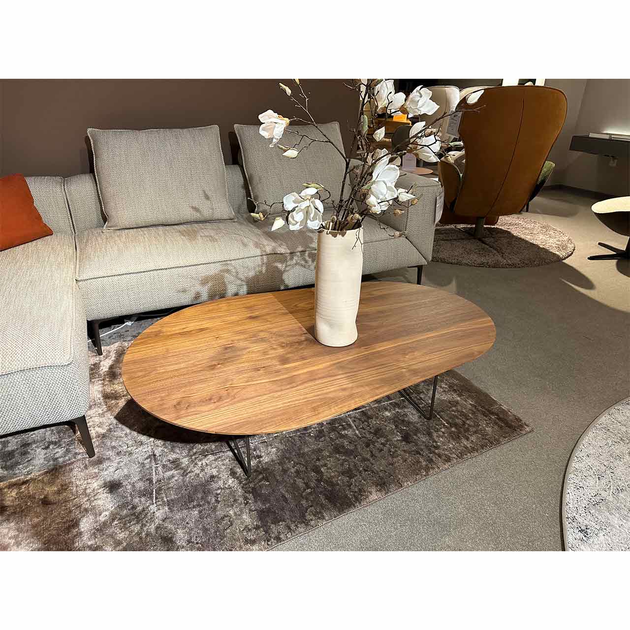 Gleicher Tisch mit Deko Blumenvase.