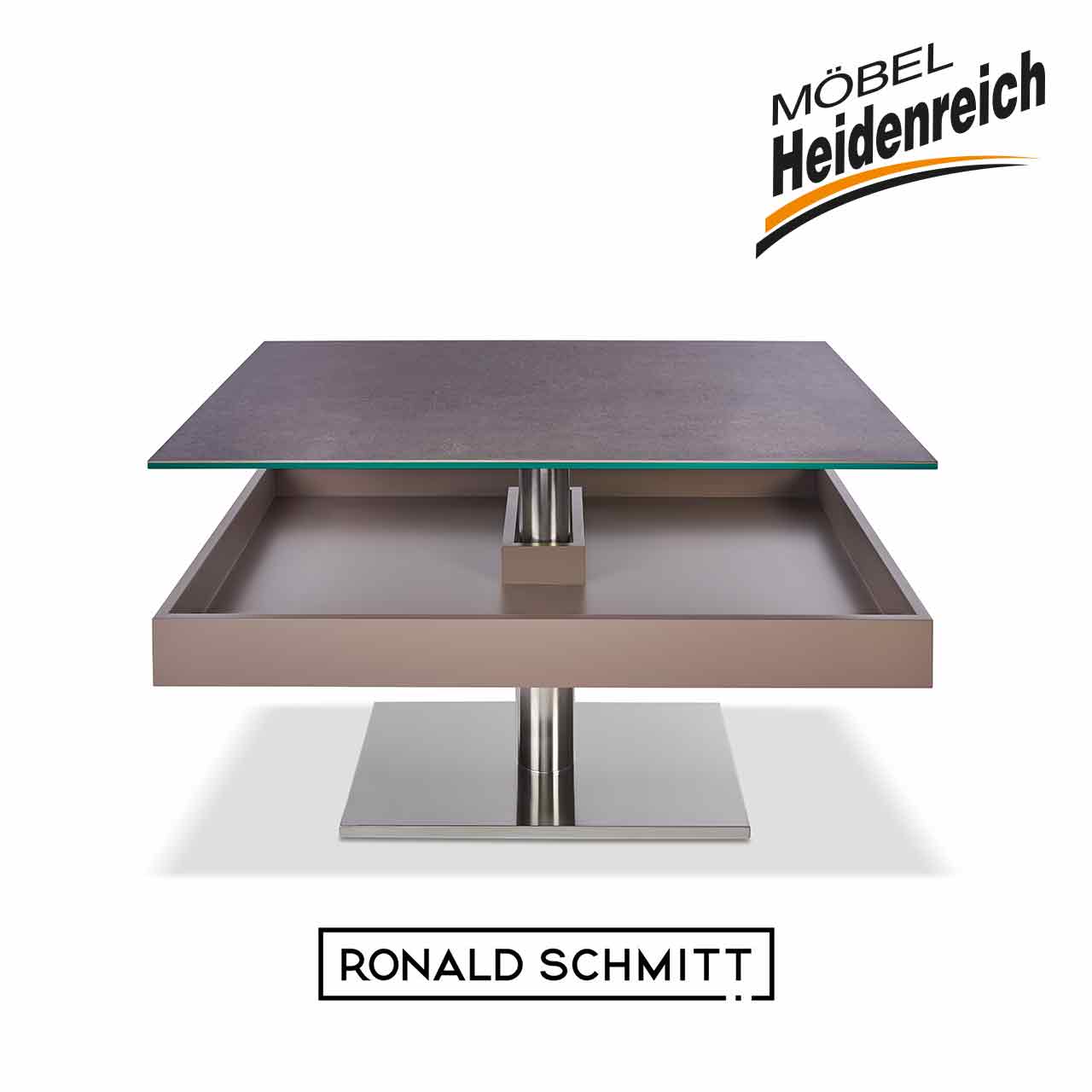 Couchtisch mit grau melierter Keramiktischplatte und eckiger Edelstahl-Bodenplatte. Die Tischplatte ist geöffnet und der Stauraum im eckigen Korpus sichtbar.