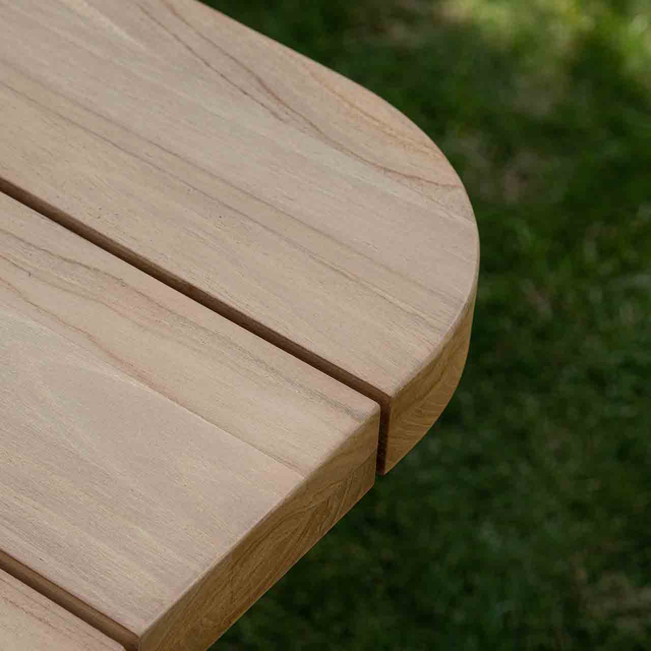 Teakholztisch Nahaufnahme der abgesofteten Ecke Abgerundete Eckaufnahme vom Teakholztisch