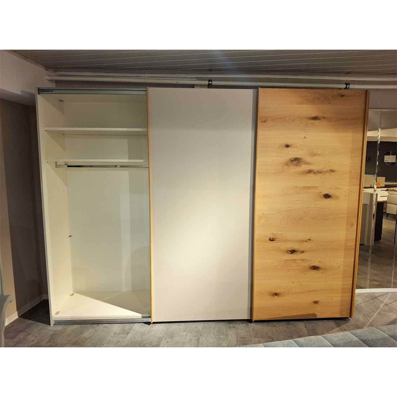 Gleicher Schrank mit geöffneter linker Tür, oben 1 Einlegeboden und 1 Kleiderstange